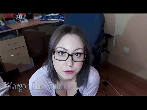 ❤️ 戴眼鏡的性感女孩在鏡頭前深吸假陽具 ❤❌ 俄羅斯色情 在我們 ﹏