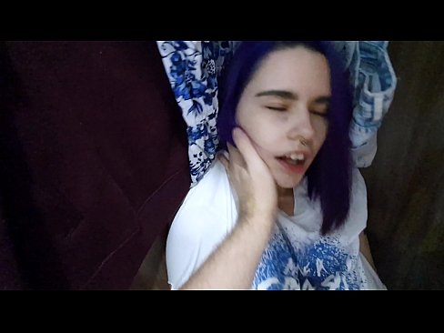 ❤️ 在壁櫥裡找到我姐姐並幫她射精 ❤❌ 俄羅斯色情 在我們 ﹏